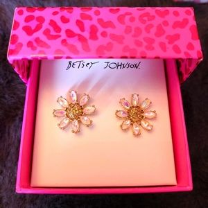 🌼 Betsey Johnson Daisy Earrings 🌼